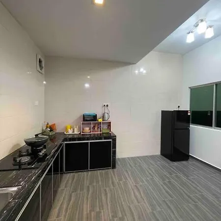 Three Bedroom Tarraced House - Rainahomestay Pasir Gudang Exterior photo