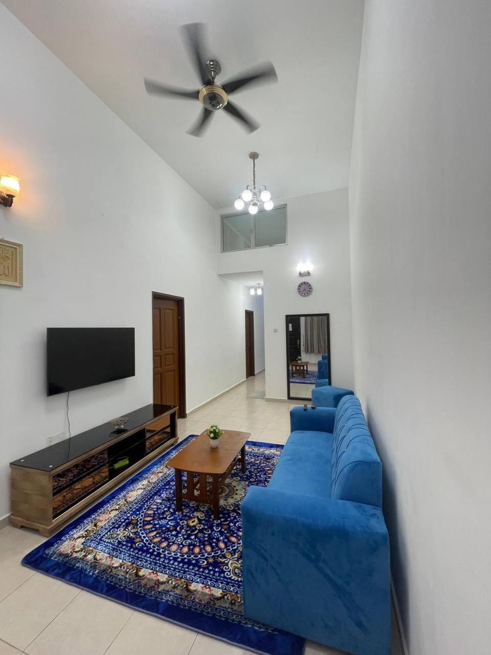 Holiday home Three Bedroom Tarraced House - Rainahomestay Pasir Gudang